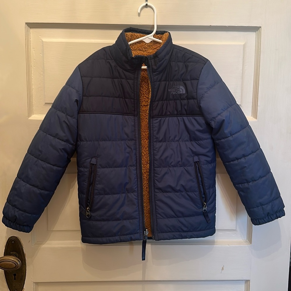 Boys The North Face Mount Chimborazo Reversible Jacket. Navy and tan fleece